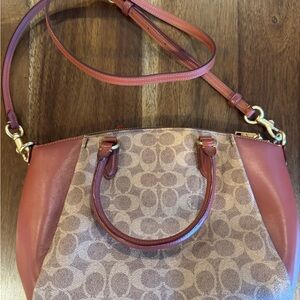 Coach Signature Bag Satchel
Rust tan color